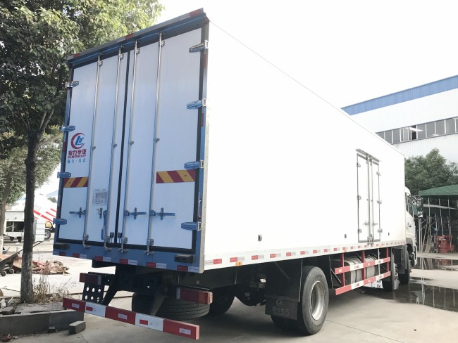 （9.4米）东风天龙小三轴冷藏车