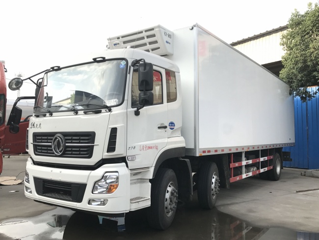 (9.4米)东风天龙小三轴冷藏车